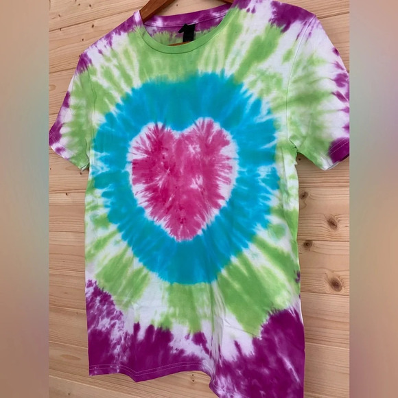 NEW Unisex GILDAN Soft Style Heart Pattern Tie Dye T-Shirt Various Sizes - Picture 2 of 7